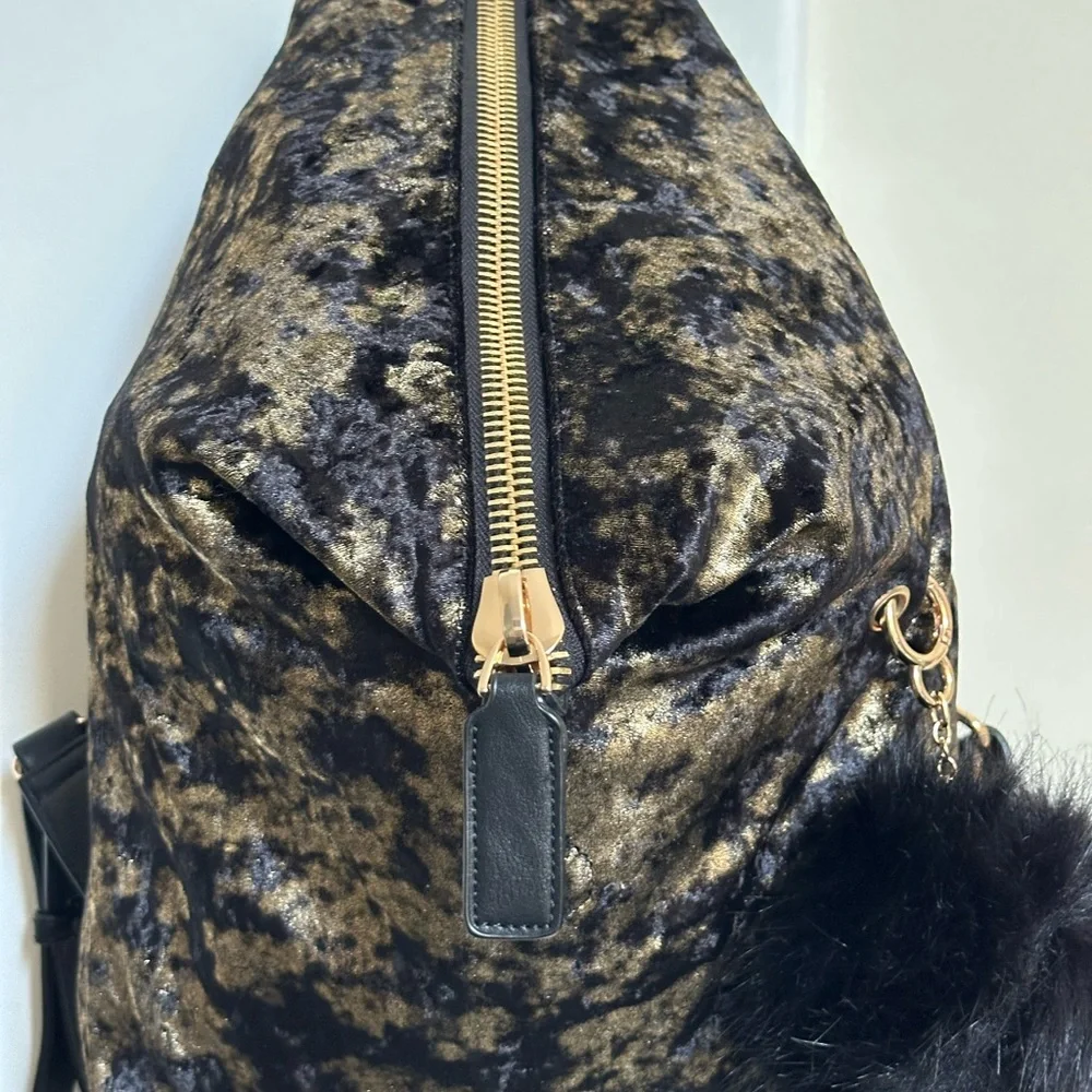 NWOT: triangular shape knapsack - Picture 4 of 8